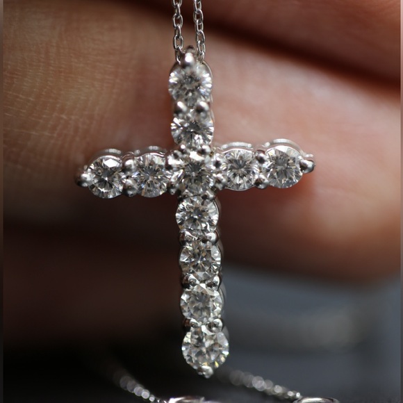 1.5 carat Diamond cross pendent white gold - Picture 3 of 4